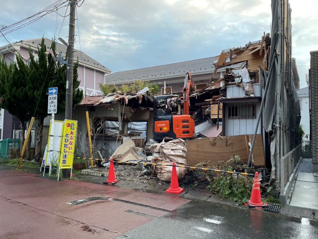 木造2階建て解体工事(神奈川県鎌倉市小袋谷)工事中の様子です。
